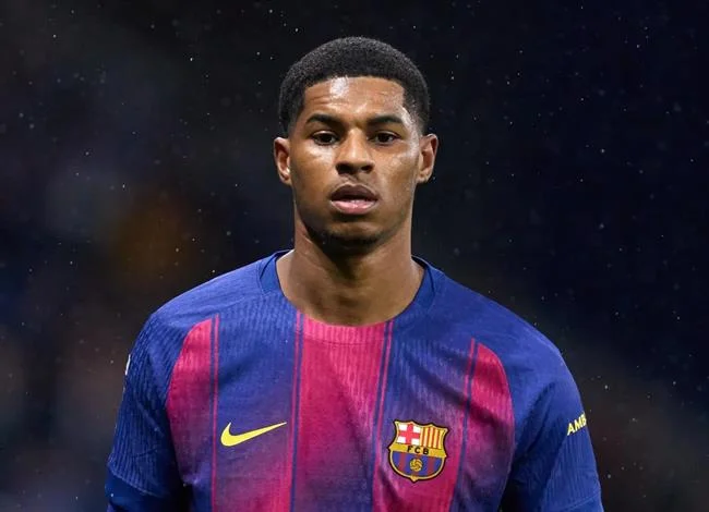 Hình ảnh minh họa cookie và công nghệ theo dõi trên trang web 32win11 game, thể hiện dấu chân kỹ thuật số và quyền riêng tư người dùng